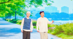 际行动诠释新时代的雷锋精神让现场学生深受牵动掌声经久不息