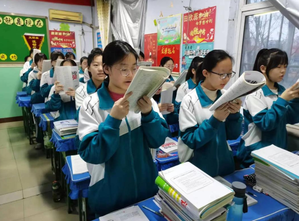 过早到校把本该属于孩子休息的时间变成了另一种隐性的教育内卷 过早到校把本该属于孩子休息的时间变成了另一种隐性的教育内卷